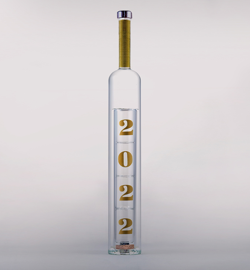 Бутылка со стопками внутри 2022 год с "Царской"